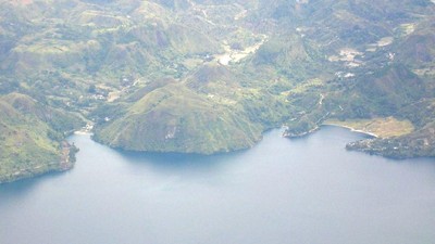 Dahsyatnya Terbang Rendah di Atas Danau Toba