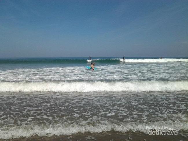 Dari Berjemur Hingga Surfing di Pantai Kuta