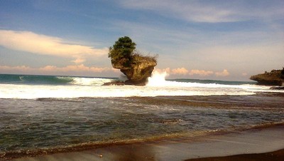 Debur Ombak Raksasa di Pantai Madasari, Pangandaran