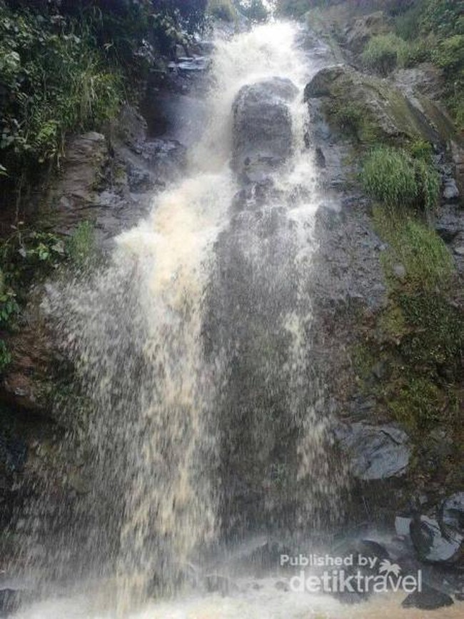 Dekat Tebing Karaton, Ada Air Terjun Pemberi Kesuburan