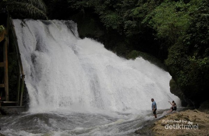 Derasnya Air Terjun Bantimurung