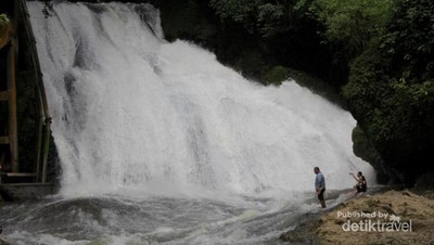 Derasnya Air Terjun Bantimurung