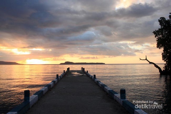 Di Alor, Matahari Terbenam di Antara 3 Pulau
