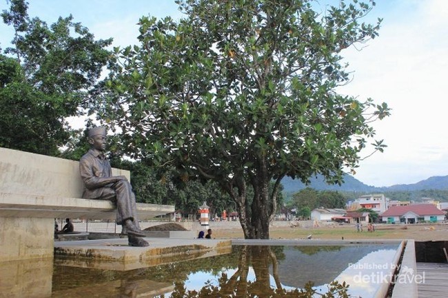 Di Bawah Pohon Sukun Ini Bung Karno Merenung