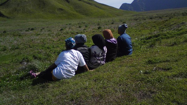 Duduk Menghabiskan Sore di Padang Hijau Savana Bromo