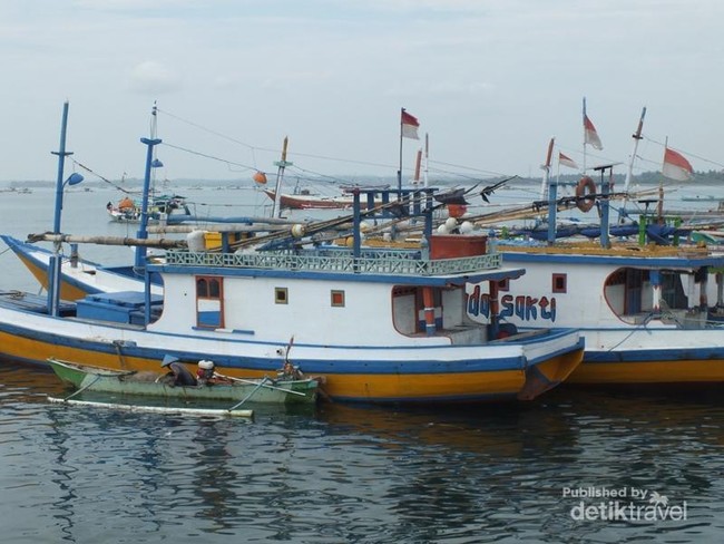Duduk Santai di Pelabuhan NTB