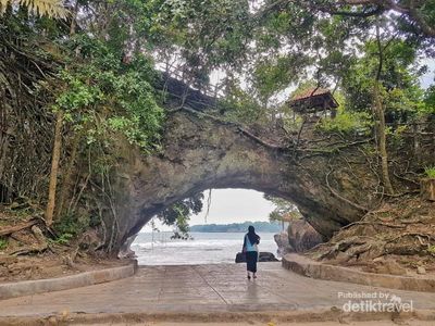 Eksotisme Pantai Karang Bolong, Banten