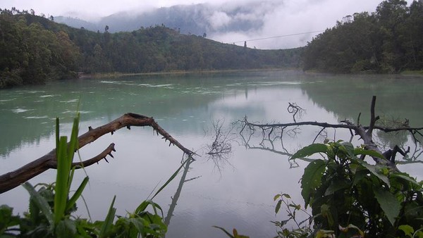 Eksotisme Telaga Warna dan Legenda di Baliknya