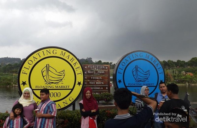 Floating Market, Pilihan Seru Liburan di Bandung