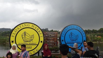 Floating Market, Pilihan Seru Liburan di Bandung