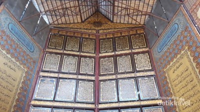 Foto: Al Quran Raksasa di Palembang