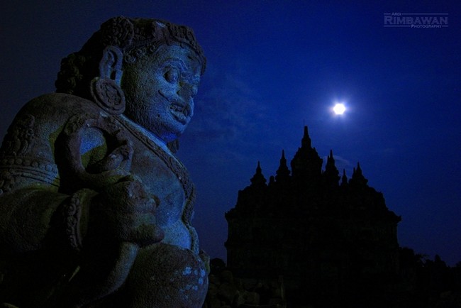 Foto Candi Palosan Malam Hari? Siapa Takut!