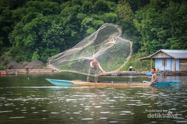 Foto: Keseharian Warga Sekitar Pulau Pinus di Kalimantan