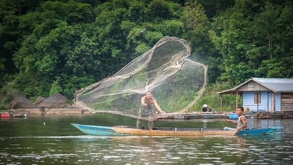 Foto: Keseharian Warga Sekitar Pulau Pinus di Kalimantan