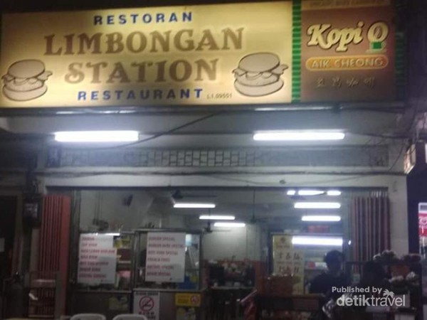 Salah satu Restoran yang ramai pengunjung di malam hari di jalan Laksamana Melaka.