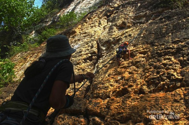 Foto: Menaklukkan Tebing Bantimurung yang Menantang