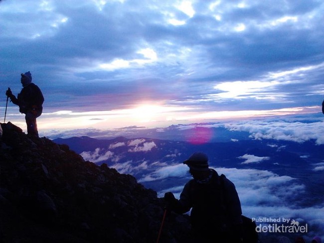 Foto Pemburu Fajar Pertama 2019 di Puncak Kerinci