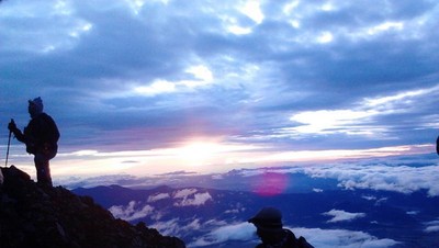 Foto Pemburu Fajar Pertama 2019 di Puncak Kerinci