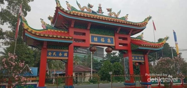 Gate megah Vihara Tri Darma Raya di Singkawang.