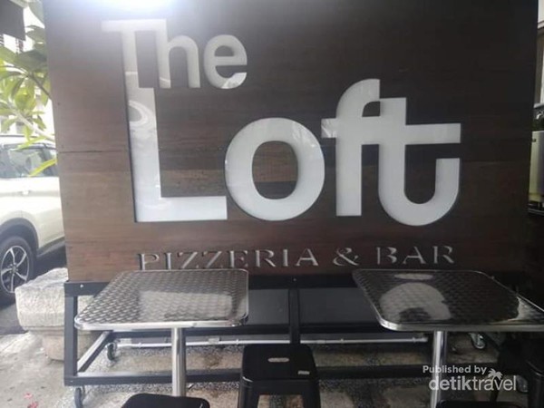 Papan nama restaurant The Loft.