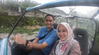 Foto: Seru Abis, Naik Mobil Buggy Keliling Kebun Apel Malang