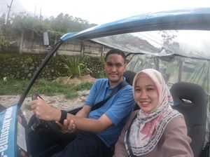 Foto: Seru Abis, Naik Mobil Buggy Keliling Kebun Apel Malang