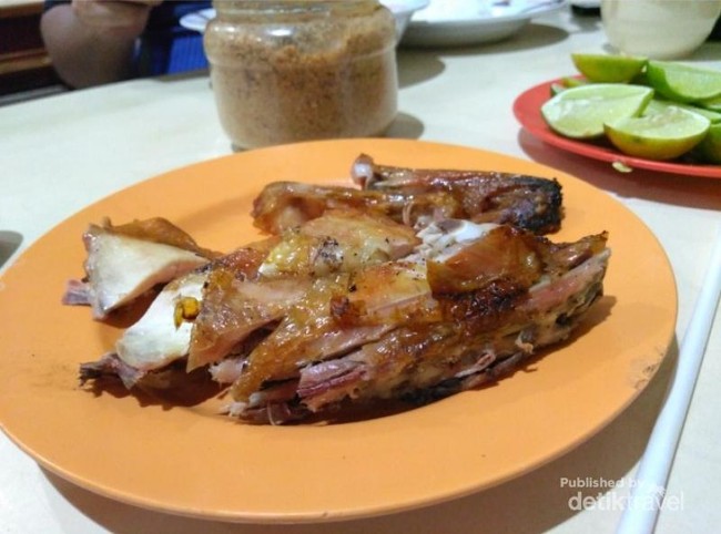 Foto: Siang-siang Wisata Kuliner Soto Ambengan di Surabaya