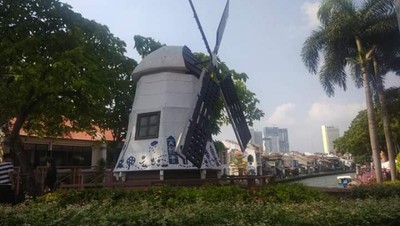 Foto: Taman Cantik di Tepian Sungai Melaka