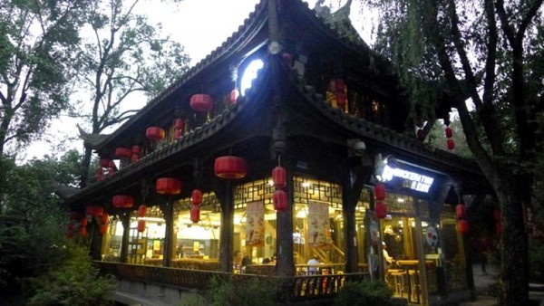 Sembari berbelanja, kita bisa menikmati suasana tradisional China dari bangunannya