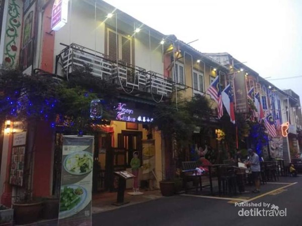 Restoran Nyonya berada di kawasan Jonker Street Melaka.