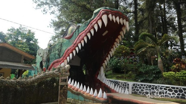 Gembok Cinta di Rawa Pening