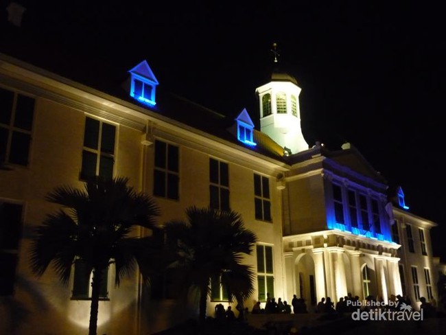 Gemerlap Kota Tua Jakarta di Malam Hari