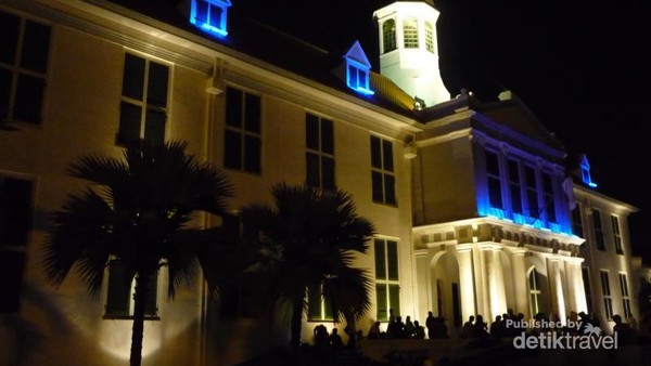 Gemerlap Kota Tua Jakarta di Malam Hari
