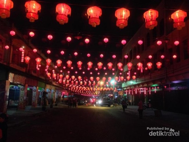 Gemerlap Lampion Cantik Jelang Imlek di Pekanbaru