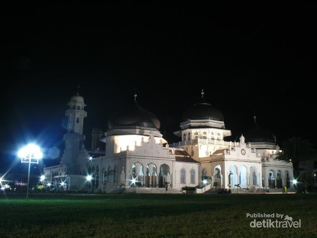 Gemerlap Masjid Baiturrahman Banda Aceh di Malam Hari