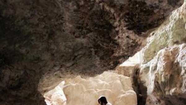 Gua yang Muncul dari Dasar Laut