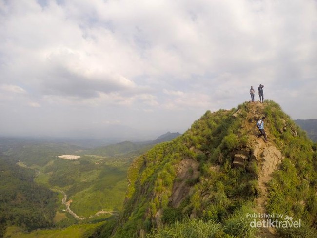 Gunung Batu yang Tengah Naik Daun di Jonggol