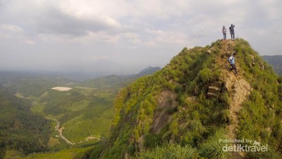 Gunung Batu yang Tengah Naik Daun di Jonggol