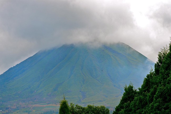 Gunung Lokon dan Kabut Tebalnya