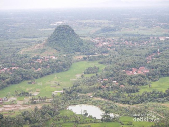 Gunung Munara yang Cantik & Tak Jauh dari Jakarta