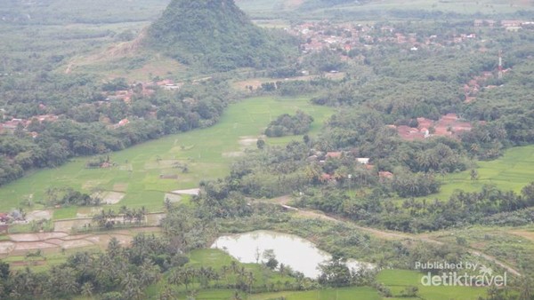 Gunung Munara yang Cantik & Tak Jauh dari Jakarta