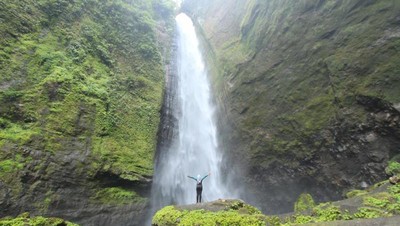 Gunung Semeru Punya Air Terjun Secantik Ini