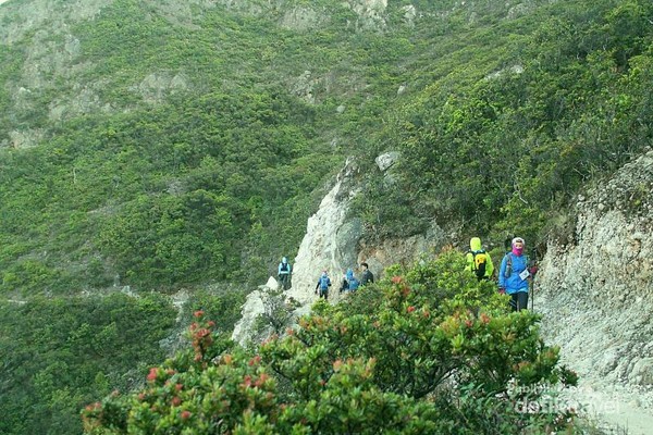 Pendaki perlu berhati-hati ketika bersimpangan dengan pendaki lain karena sempitnya jalur ini