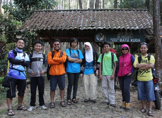 Hijaunya Deretan Pohon Pinus di Gunung Manglayang, Bandung