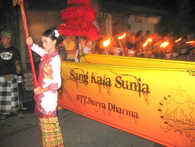 Ikut Hanyut Dalam Kemeriahan Pawai Ogoh-ogoh di Kuta