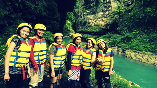 Ikuti Arus, Nikmati Serunya Body Rafting di Green Canyon