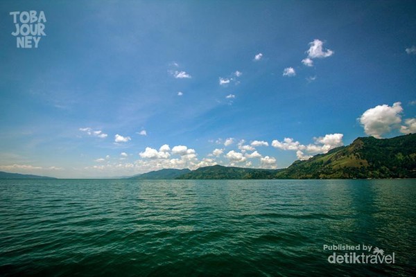Di tengah Danau Toba, menuju Pulau Samosir, dari pelabuhan Tigaraja, Parapat.