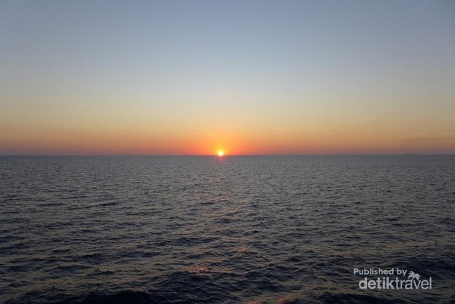 Indahnya Bulan Purnama di Laut Alor