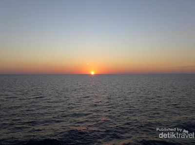 Indahnya Bulan Purnama di Laut Alor