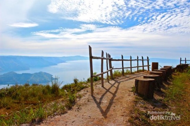 Indahnya Danau Toba dari Puncak Simalem